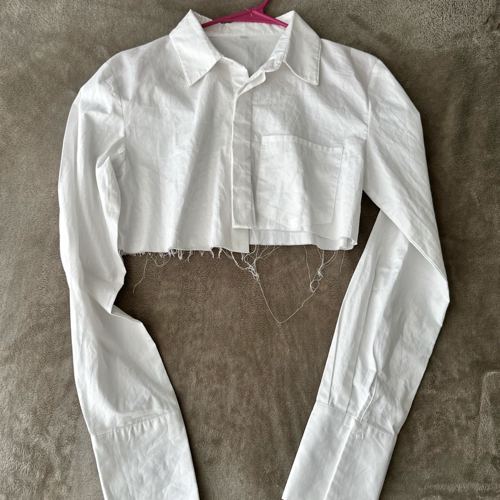LONG SHORT WHITE FRINGE END CROP SHIRT